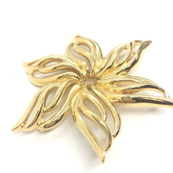 VINTAGE MONET FLOWER BROOCH LARGE OPEN WORK STATEMENT GOLD TONE DOMED PIN WHEEL - Picture 11 of 14